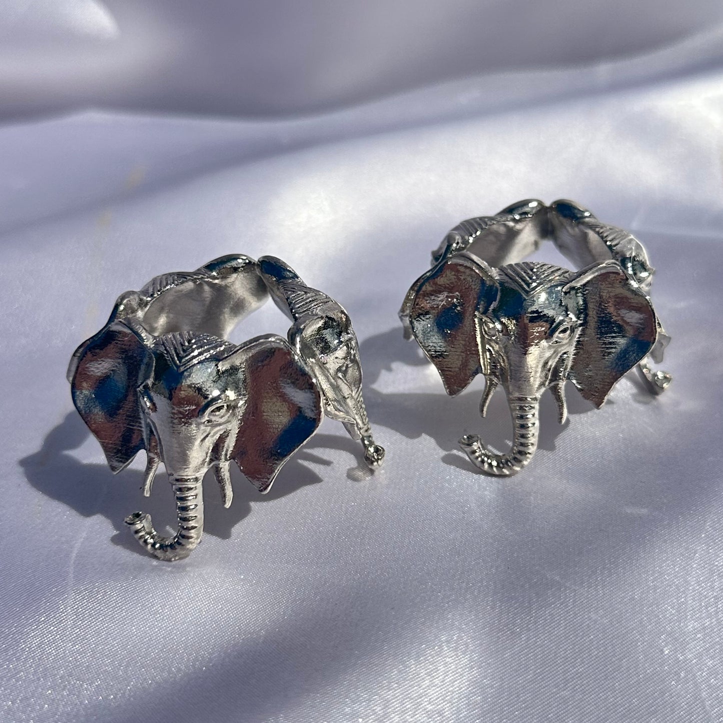 Assorted elephant circle sphere stand