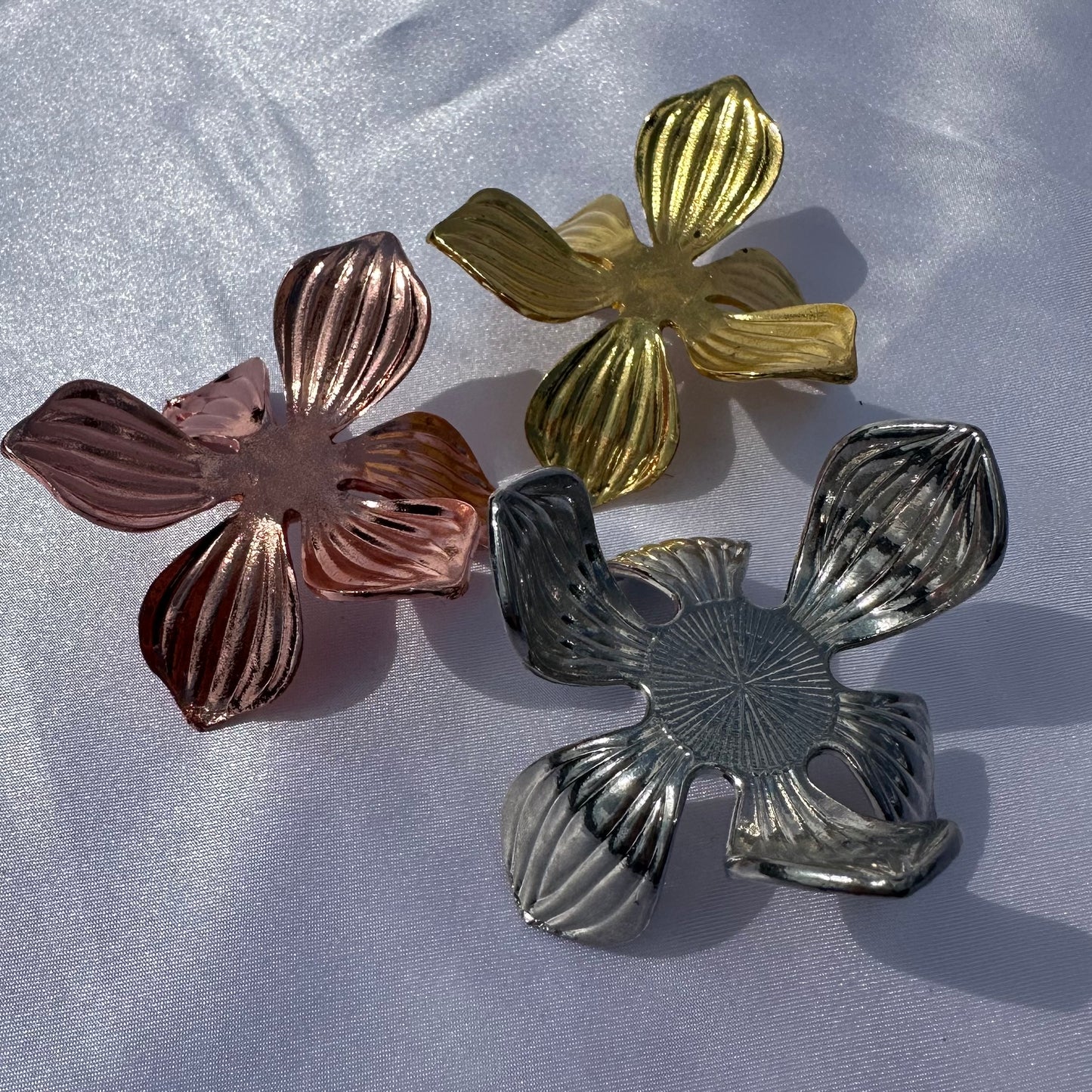 Assorted petal flower sphere Stand