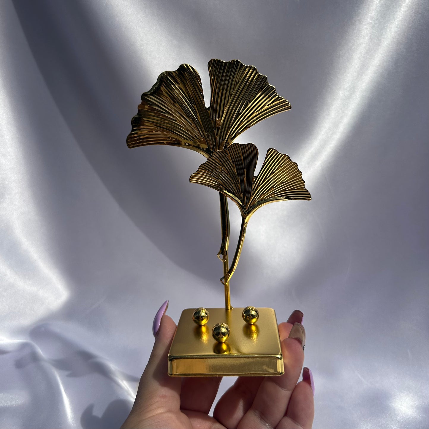 Gold fan leaf sphere stand