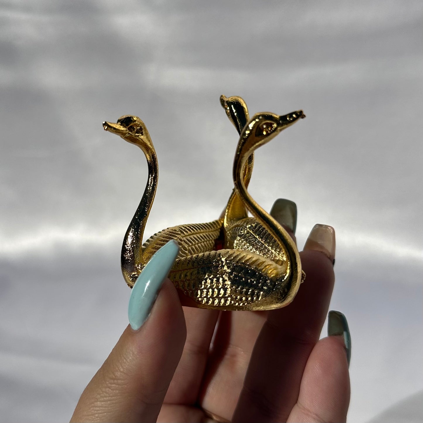 Assorted swan sphere stand