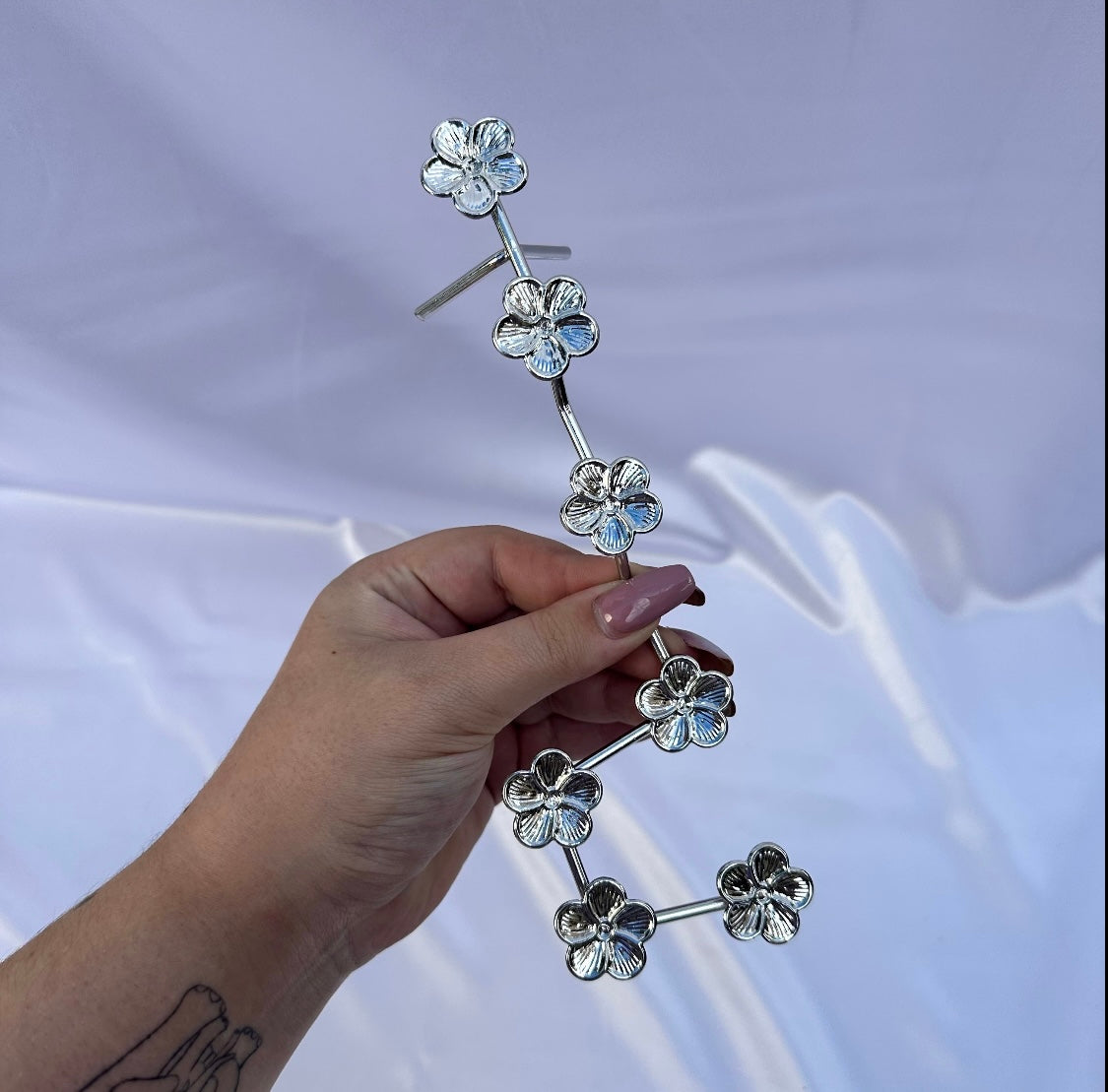 Assorted 7 flower sphere stand
